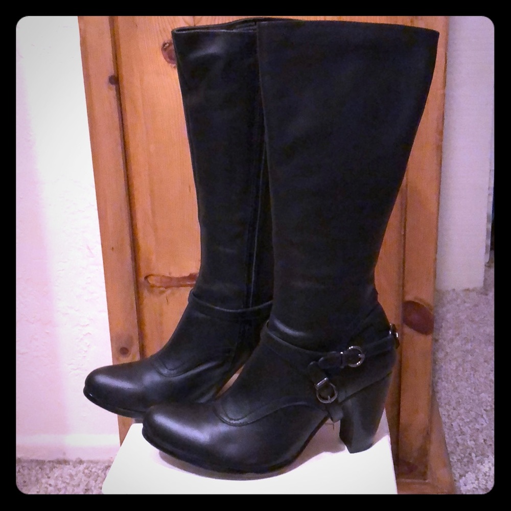 Gorgeous tall black leather boots